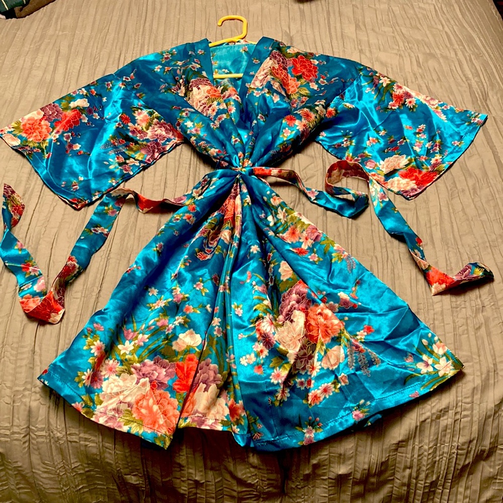 Beautiful blue floral robe. New without tags. Never worn